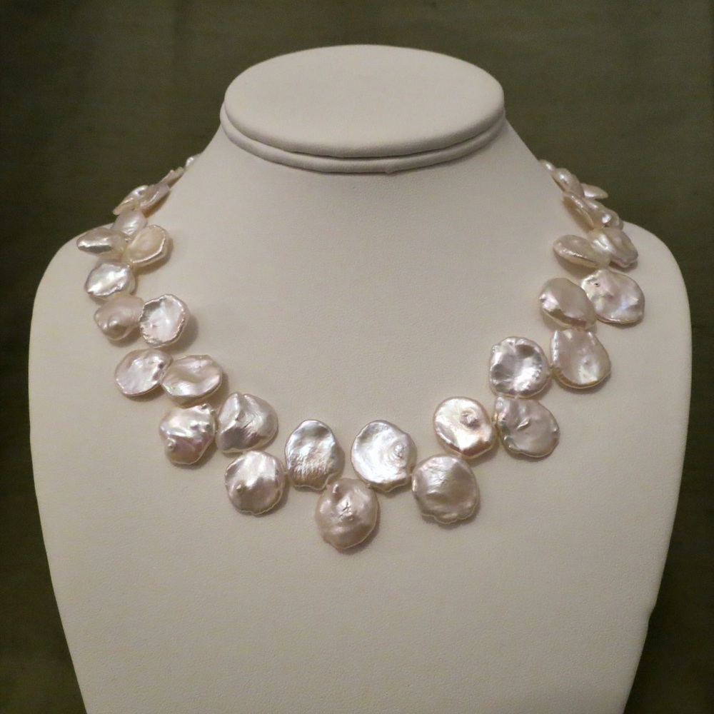 NWT Petal Pearl Necklace Statement Necklace